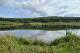 Участок у озера